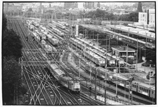 350811 Gezicht op het spoorwegemplacement aan de zuidzijde van het Centraal Station te Utrecht.